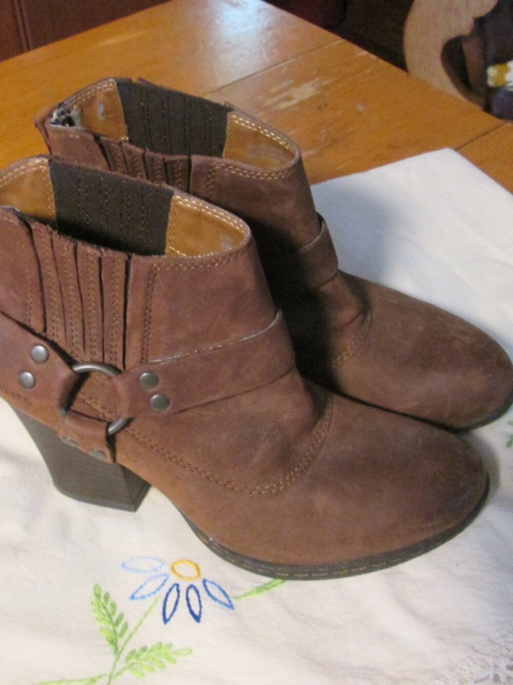 BOC Born leather harness ankle boots suede 6.5 m chucka harness